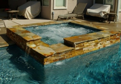jacuzzi piscine exterieur eau bleue carre bord pierre