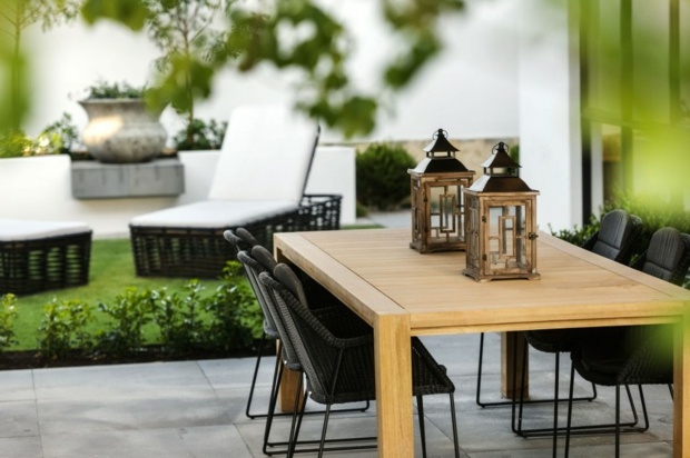 jardin apaisant lanternes déco sur table à manger