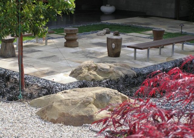 jardin exterieur dalle pierre rocher banc gravier