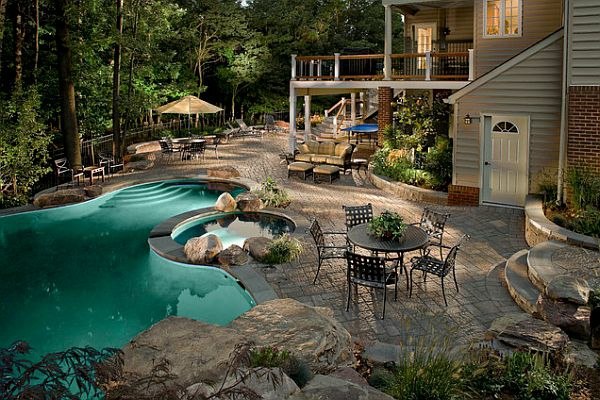 jardin luxueux avec piscine