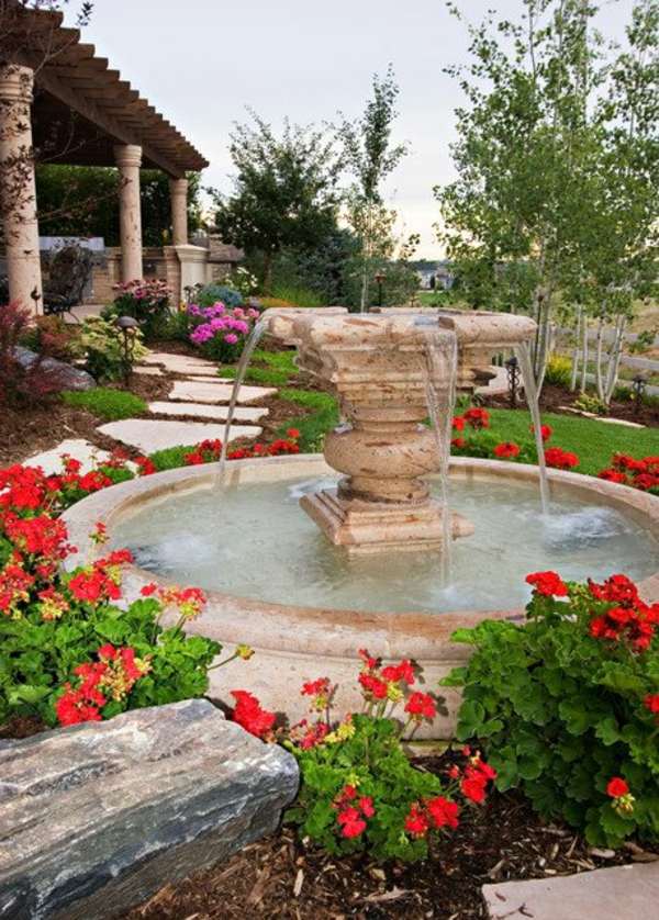 jardin pergola colonne fleur rouge fontaine