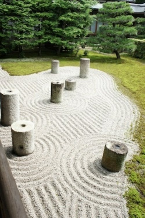 jardin zen japon gazon cylindre bois