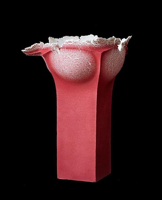 Un vase rose déjà détoné pièce art collection déco maison