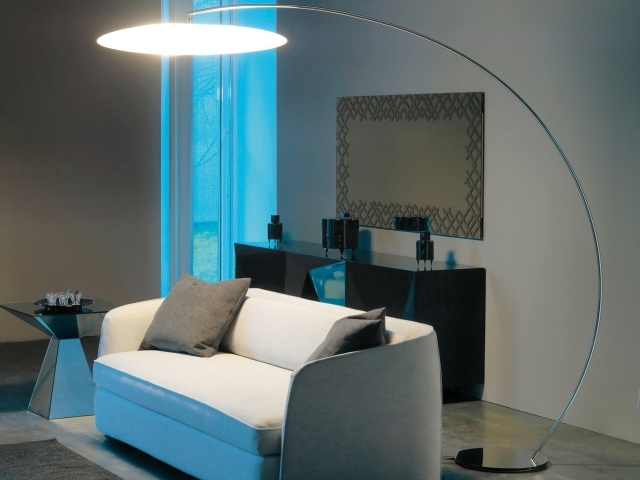 lampe-salon-design-astra-arc-cattelan-italia-métallique-élégante-canapé-blanc