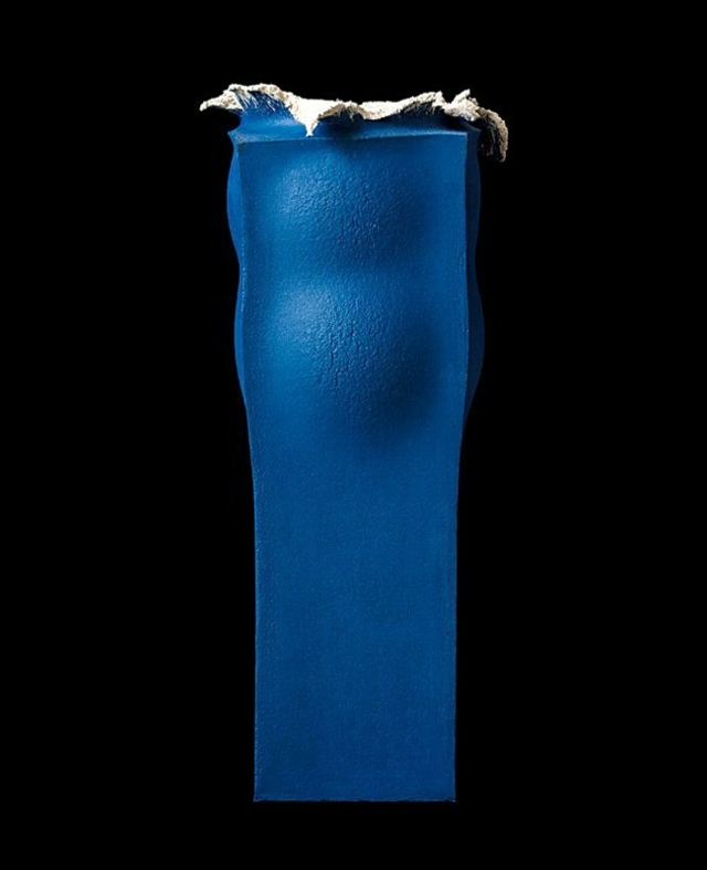 Le long vase en bleu vif haut déchiré explosion argile