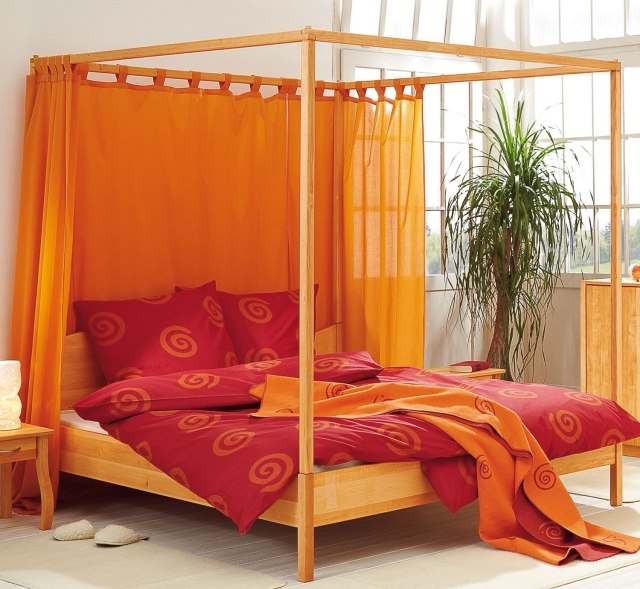 lit-baldaquin-couleur-orange-linge-lit-rouge-chambre-coucher