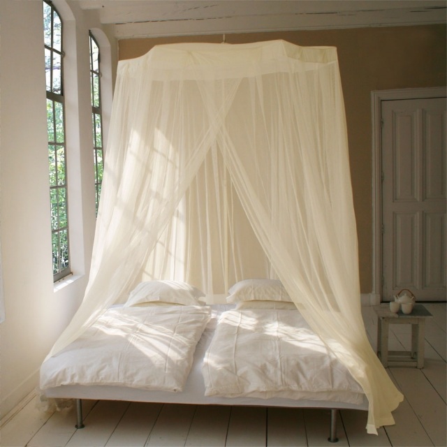 lit-baldaquin-idée-originale-chambre-coucher-couleur-blanche-rideau