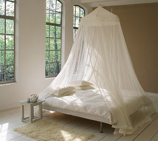 lit-baldaquin-idée-originale-chambre-coucher-rideau-blanc-transparent
