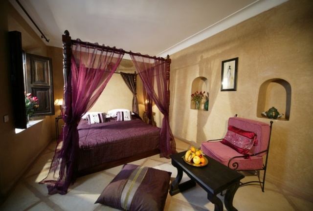 lit-baldaquin-idée-originale-chambre-coucher-rideau-couleur-violette