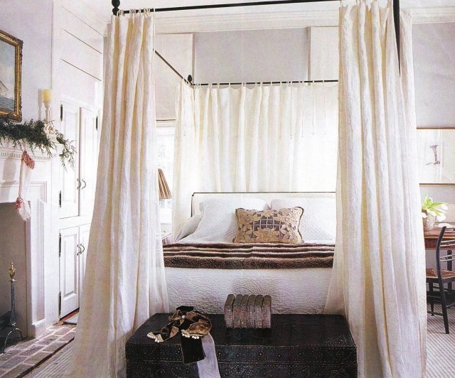 lit-baldaquin-idée-originale-chambre-coucher-rideaux-blancs