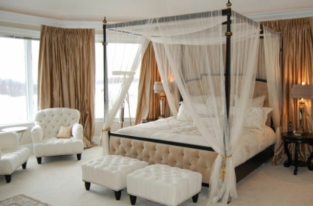 lit en baldaquin avec rideaux