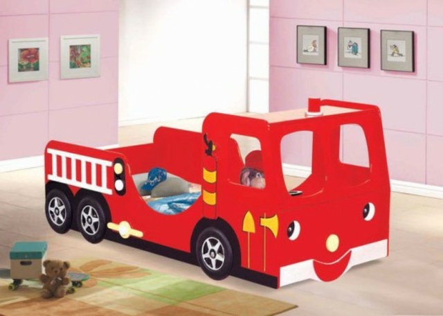 lit enfant voiture camion rouge