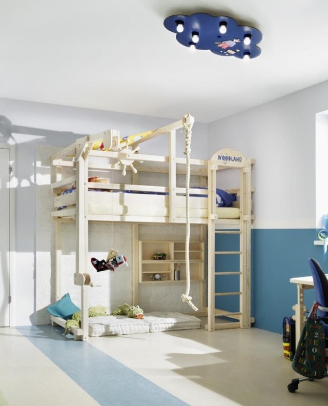 lit-mezzanine-enfant-bois-clair-design-élégant-étagère-murale-accents-bleus