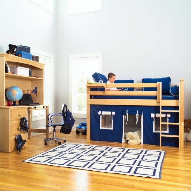 lit-mezzanine-enfant-maisonnette-bleu-foncé-tapi-blanc-motifs-géométriques-bleus-bureau lit mezzanine enfant