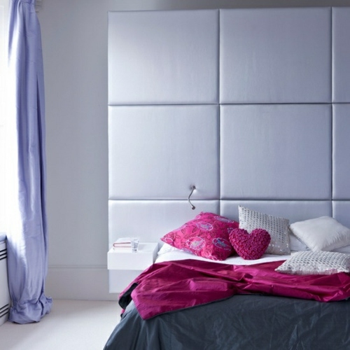 chambre à coucher féminine lit spacieux draps oreillers couleurs differentes