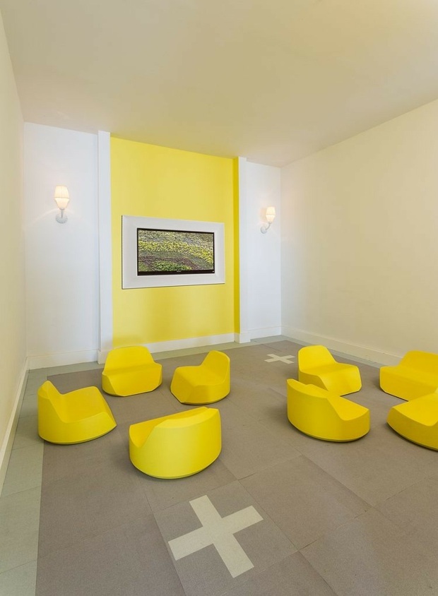 lobby mobilier jaune vif