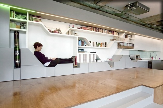 loft industriel avec bibliothèque espace pour s'asseoir