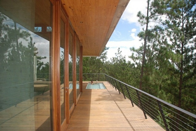 long balcon bois mene vers piscine
