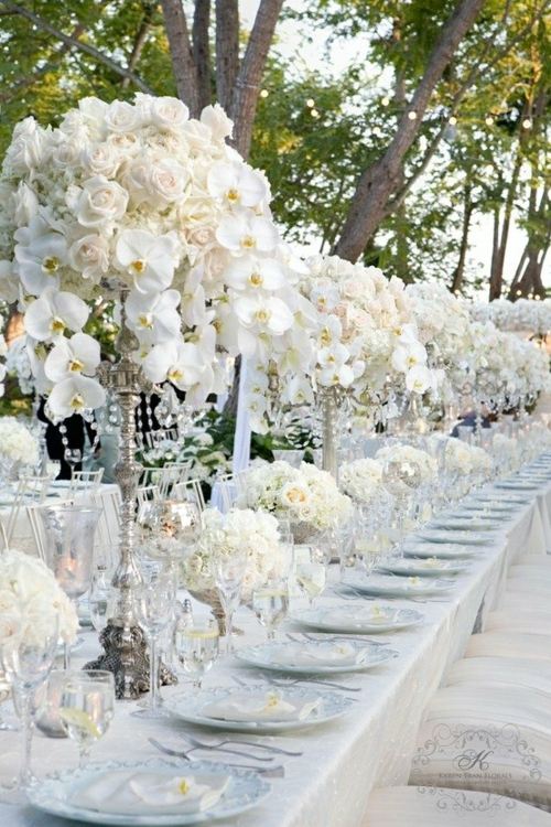 thème de mariage longue table mariage vases hauts orhidees blanches