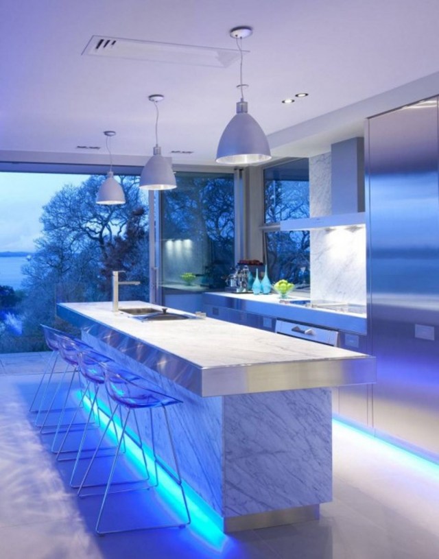luminaire-cuisine-idée-originale-couleur-bleue-embellir-espace