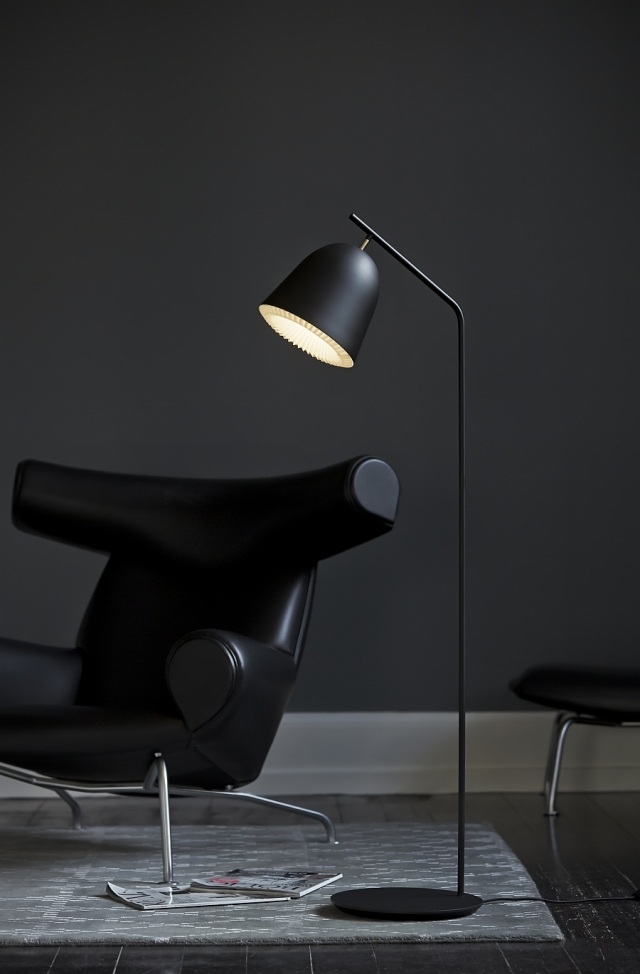 luminaire-design-Caché-Le-Klint-lampe-plancher-noire-élégante-abat-jour-plissé lampe design