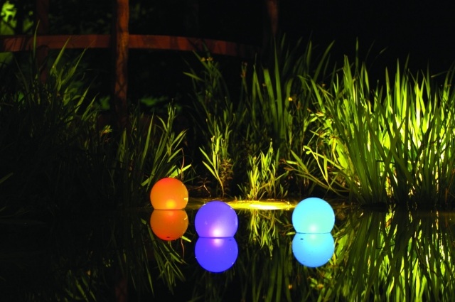 luminaire-extérieur-lampes-led-flottantes-piscine-multicolores luminaire extérieur
