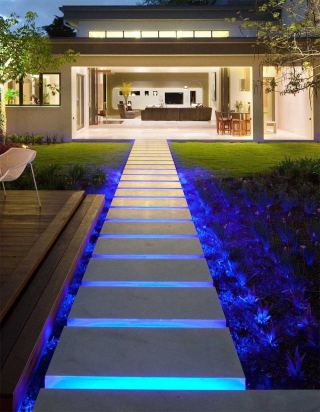 luminaire-extérieur-éclairage-led-bleu-escaliers-allée-jardin