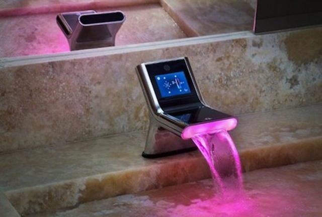 luminaire-salle-de-bains-idée-originale-couleur-rose-bleue-robinet