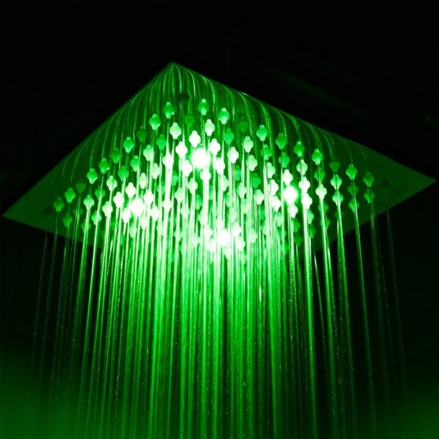 luminaire-salle-de-bains-idée-originale-douche-lumière-verte