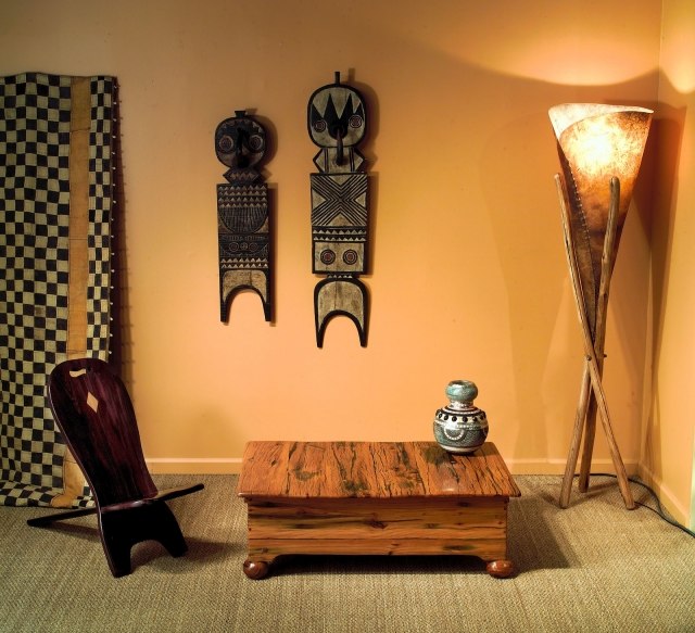 luminaire-salon-lampe-pied-style-africain-bois-table-basse-bois-déco-murale luminaire salon