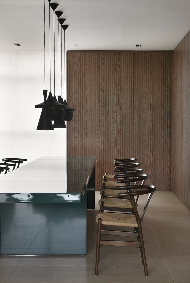 luminaire suspendu noir metal alterne rangee table chaise bois