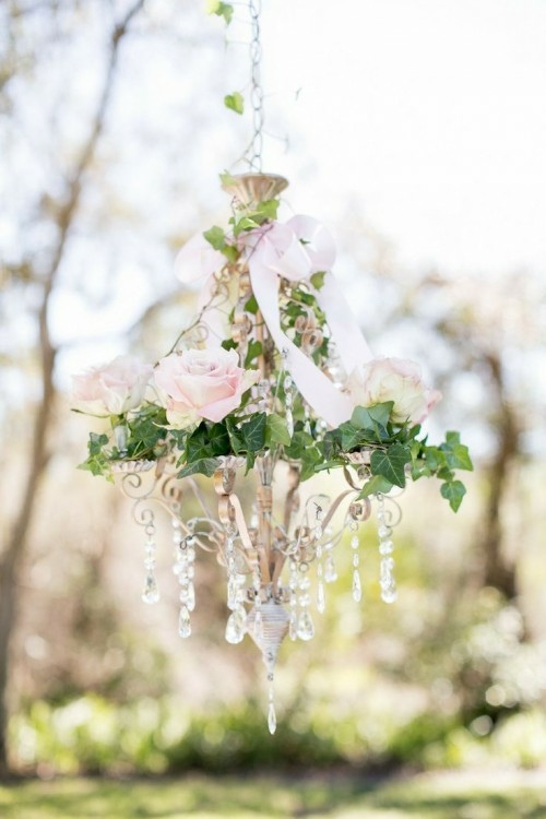 lustre décoratif orné de branches vertes et roses