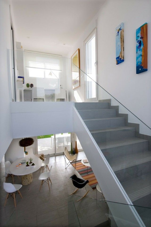 maison architecture moderne interieur escalier beton verre etage