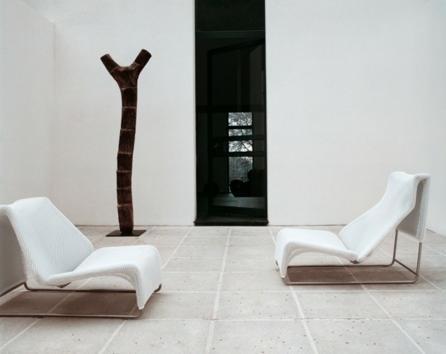 maison de design fauteuils blancs modernes