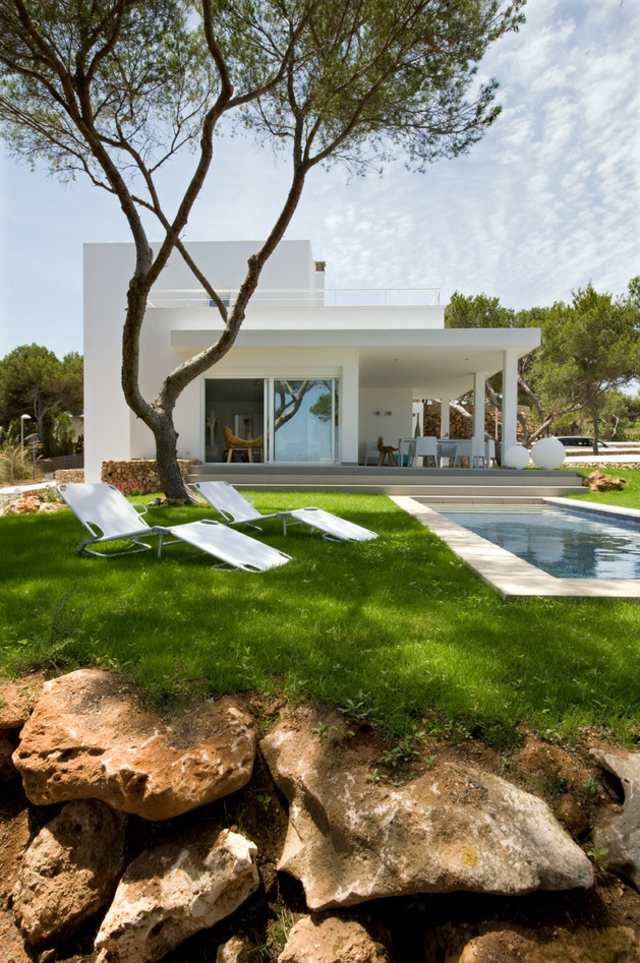 maison de vacances blanc mediterranee jardin chaise longue piscine ombre rocher