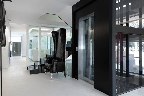 maison design a madrid ascenseur noir fauteuil dossier haut