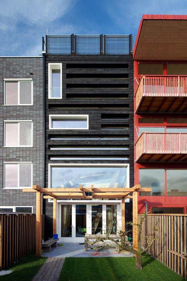 maison ecologique amsterdam fenetre zwarthout facade