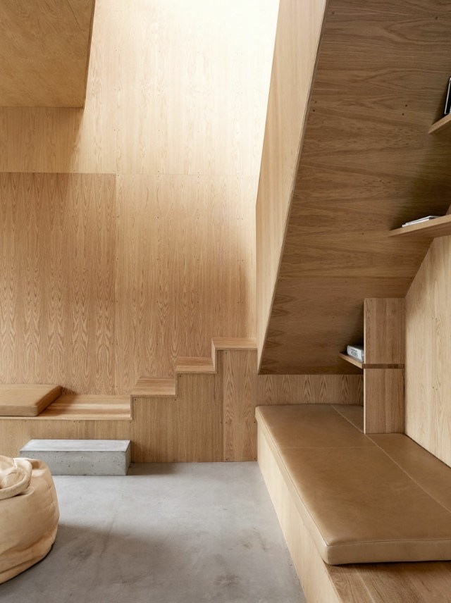 maison moderne bois interieur dessous escalier canape siege bibliotheque