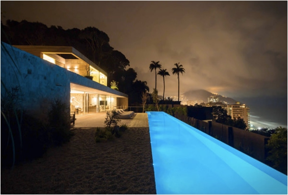 maison moderne bresil piscine eclairee bleu nuit