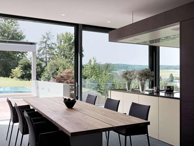 maison-moderne-coin-repas-panorama-table-bois