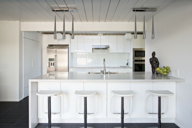 maison moderne cuisine chaises lampe blanc bois