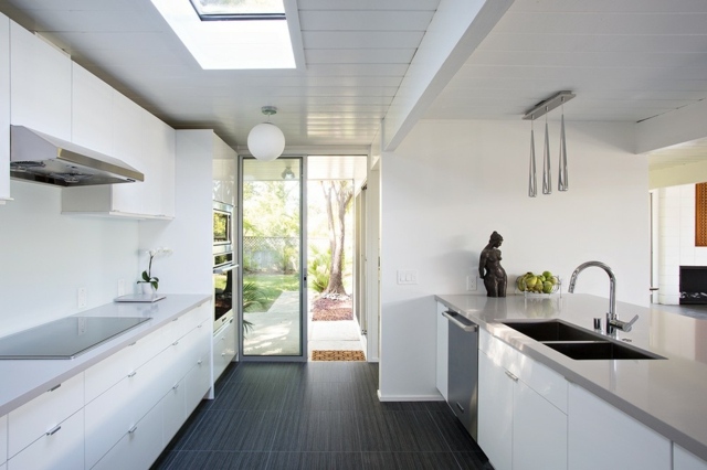 maison moderne cuisine porte fenetre carreau gris blanc