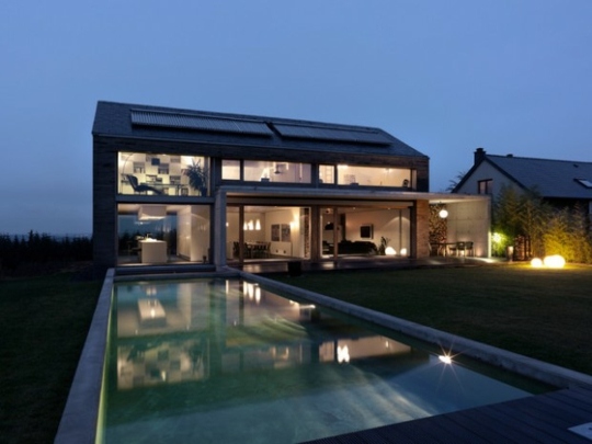 maison moderne facade vitree piscine eclairage