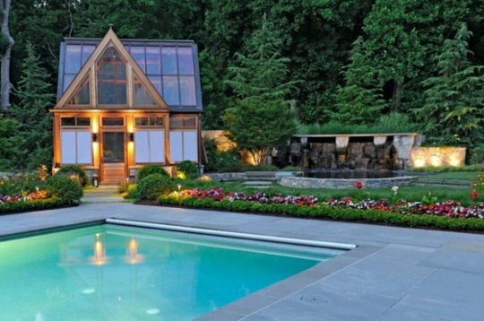 maison moderne jardin serre piscine eclairage