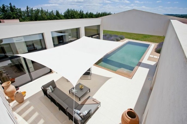 maison moderne salon jardin piscine blanc
