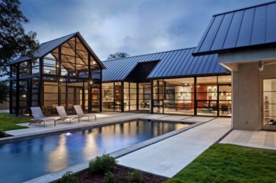 maison moderne verre vitrage piscine eau soir