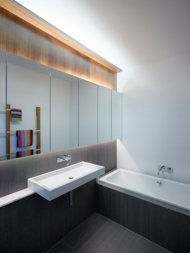 maison salle bains simple et élégante  miroir long mur blanc