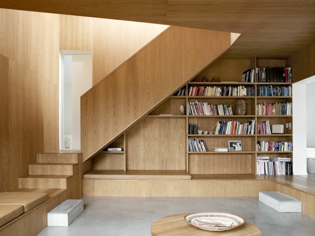 maison scandinave architecture interieur bois etagere livre escalier