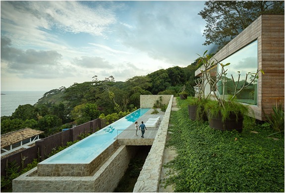 maison spectaculaire piscine exterieure herbe architecture