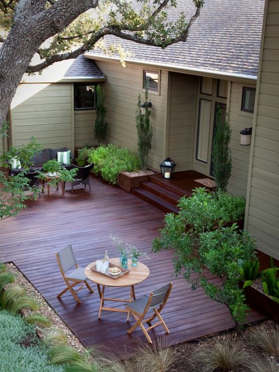 maison terrasse bois bordure gravier jardin
